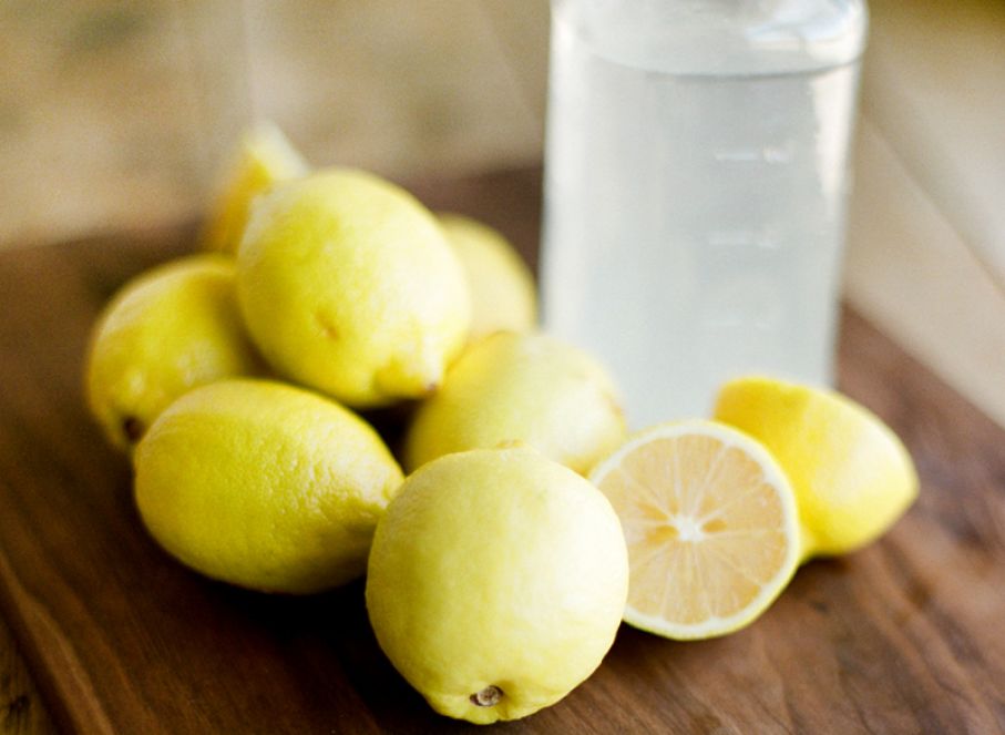 Разбудить организм утром вам поможет теплая вода с лимоном.